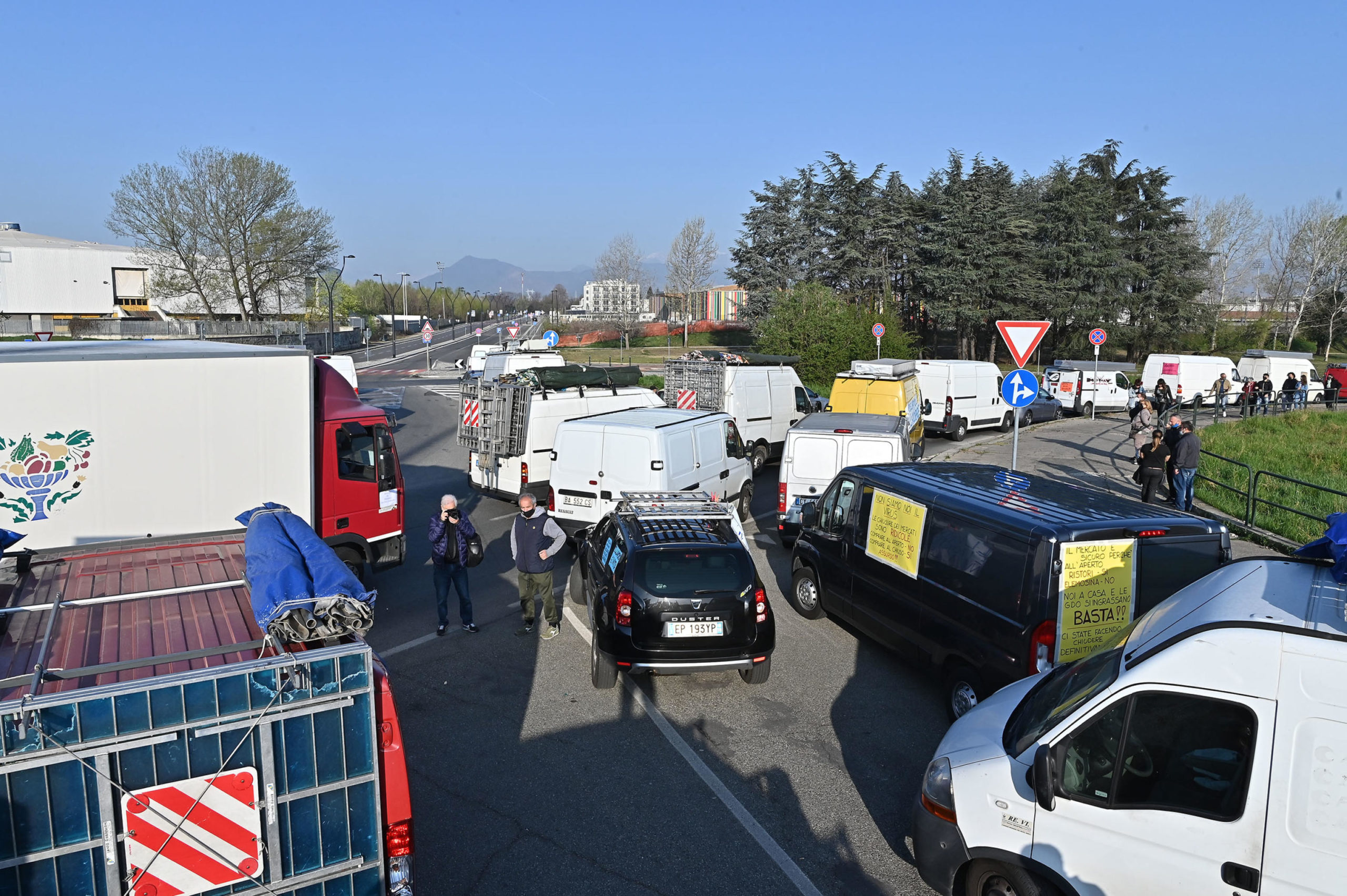 Le strade bloccate dai furgoni degli ambulanti