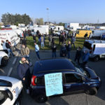 Striscioni di protesta su furgoni e macchine degli ambulanti