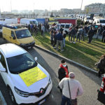 Gli ambulanti protestano in strada con i furgoni che bloccano le vie