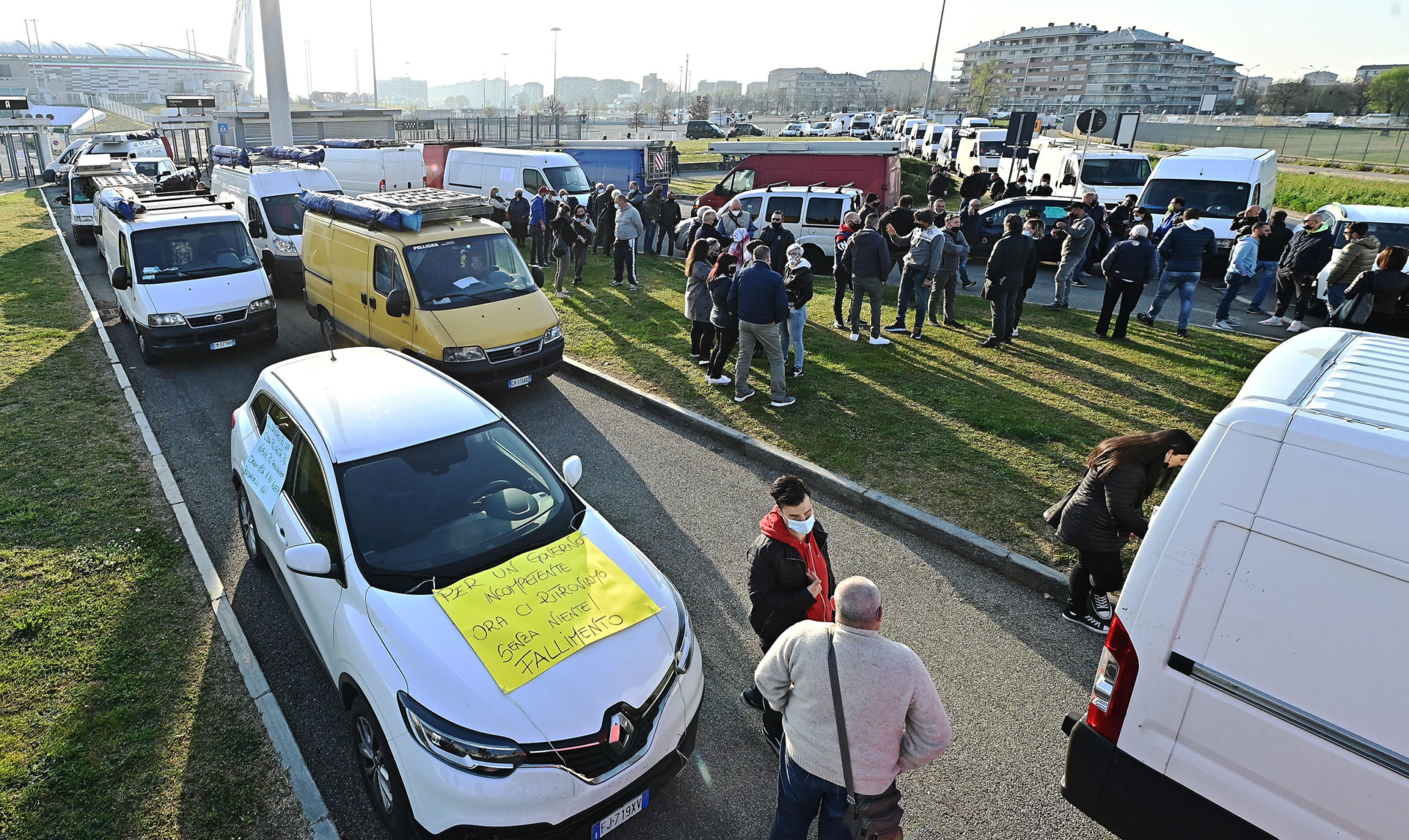 Gli ambulanti protestano in strada con i furgoni che bloccano le vie
