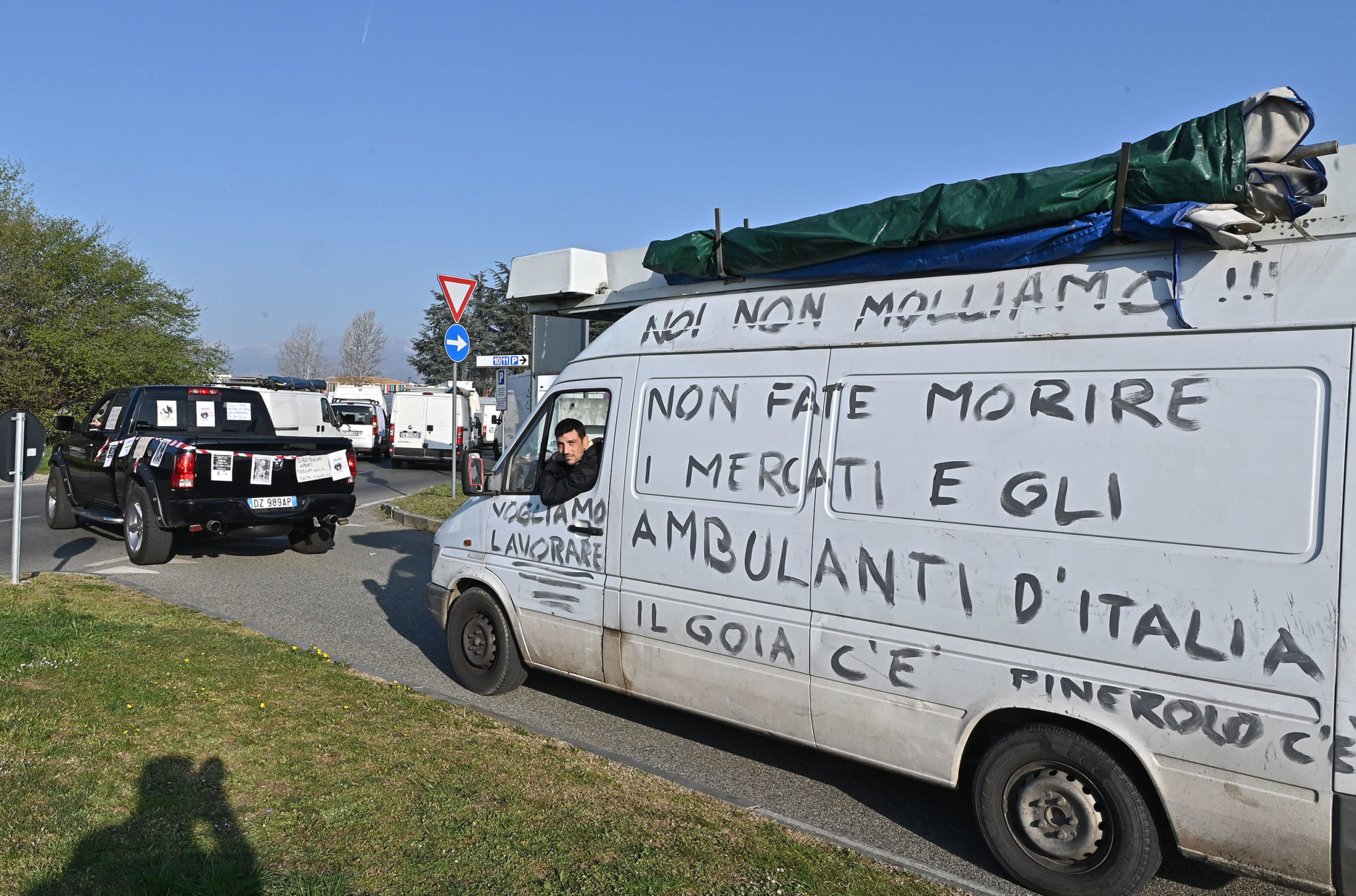 Gli ambulanti protestano con scritte sui furgoni