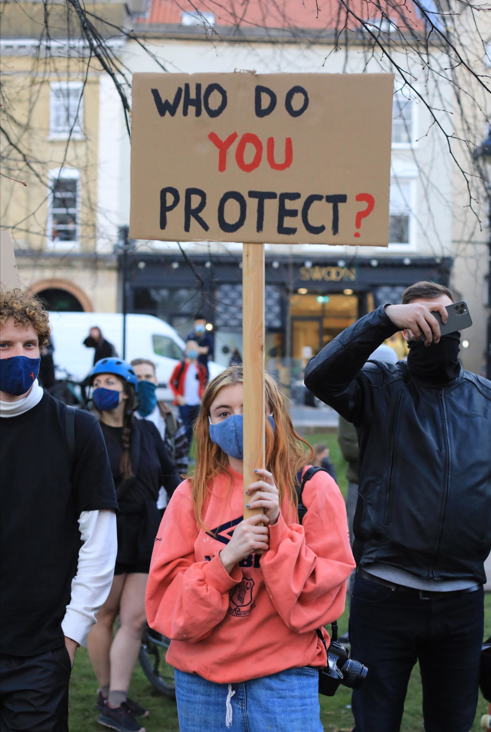 Frasi polemiche su cartelli e striscioni, su questo la scritta "Chi state proteggendo?"