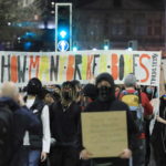 Nei cartelli, molti riferimenti alla ministra dell'Interno Priti Patel