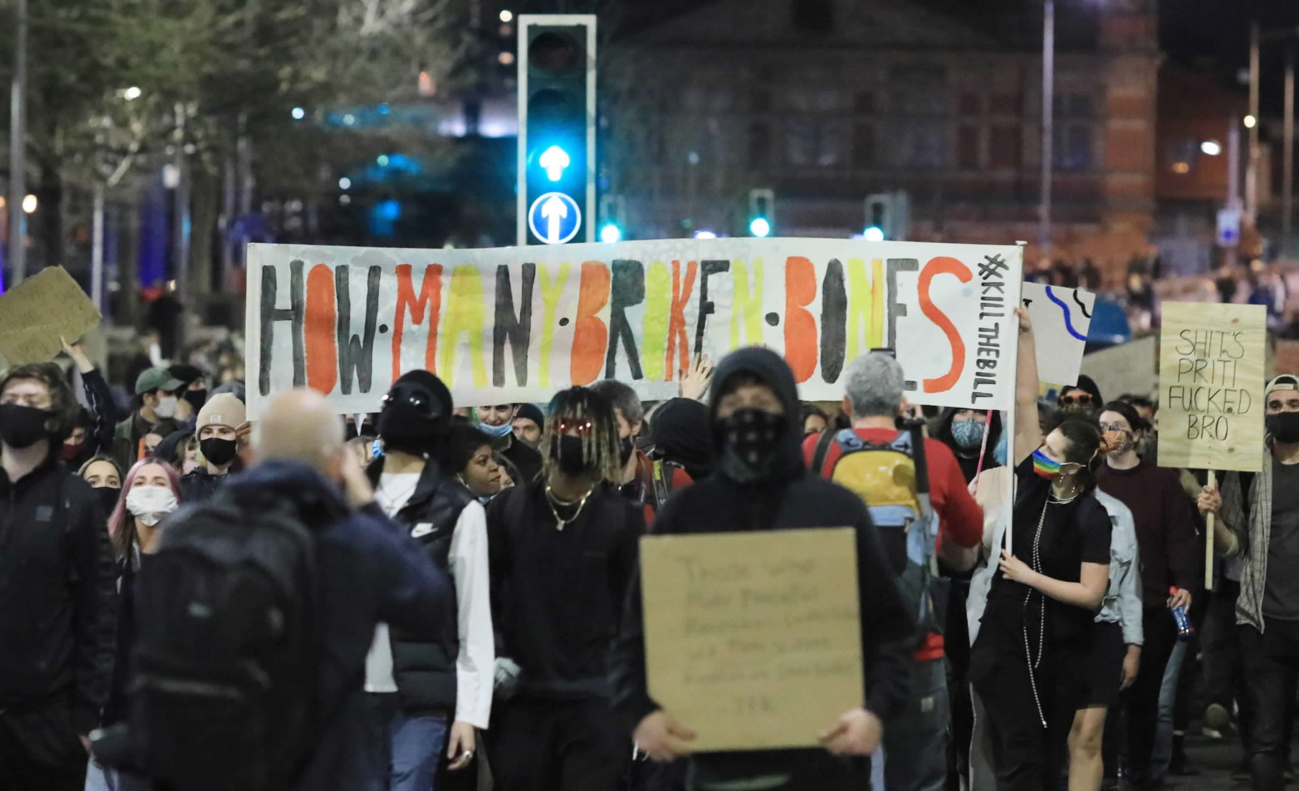 Nei cartelli, molti riferimenti alla ministra dell'Interno Priti Patel