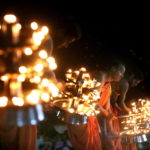 Sacerdoti in fila con le "lampade" tipiche del culto induista a Jabalpur