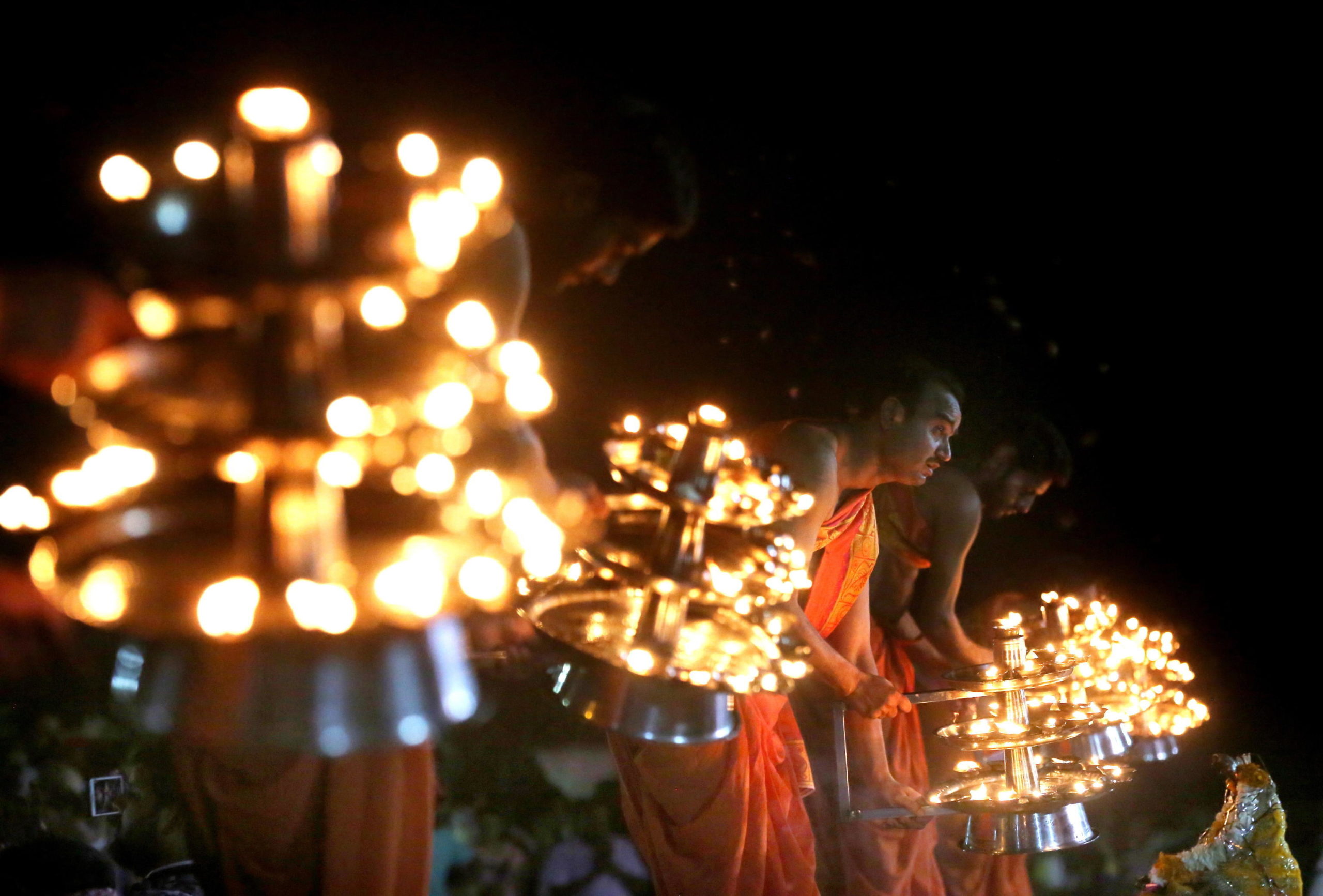 Sacerdoti in fila con le "lampade" tipiche del culto induista a Jabalpur