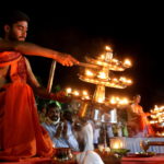 Un sacerdote posa una "lampada" in segno di riconoscenza al fiume Narmada
