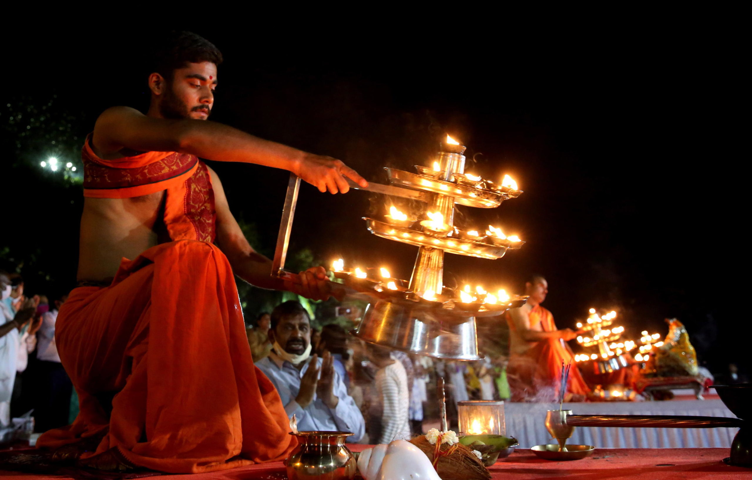 Un sacerdote posa una "lampada" in segno di riconoscenza al fiume Narmada