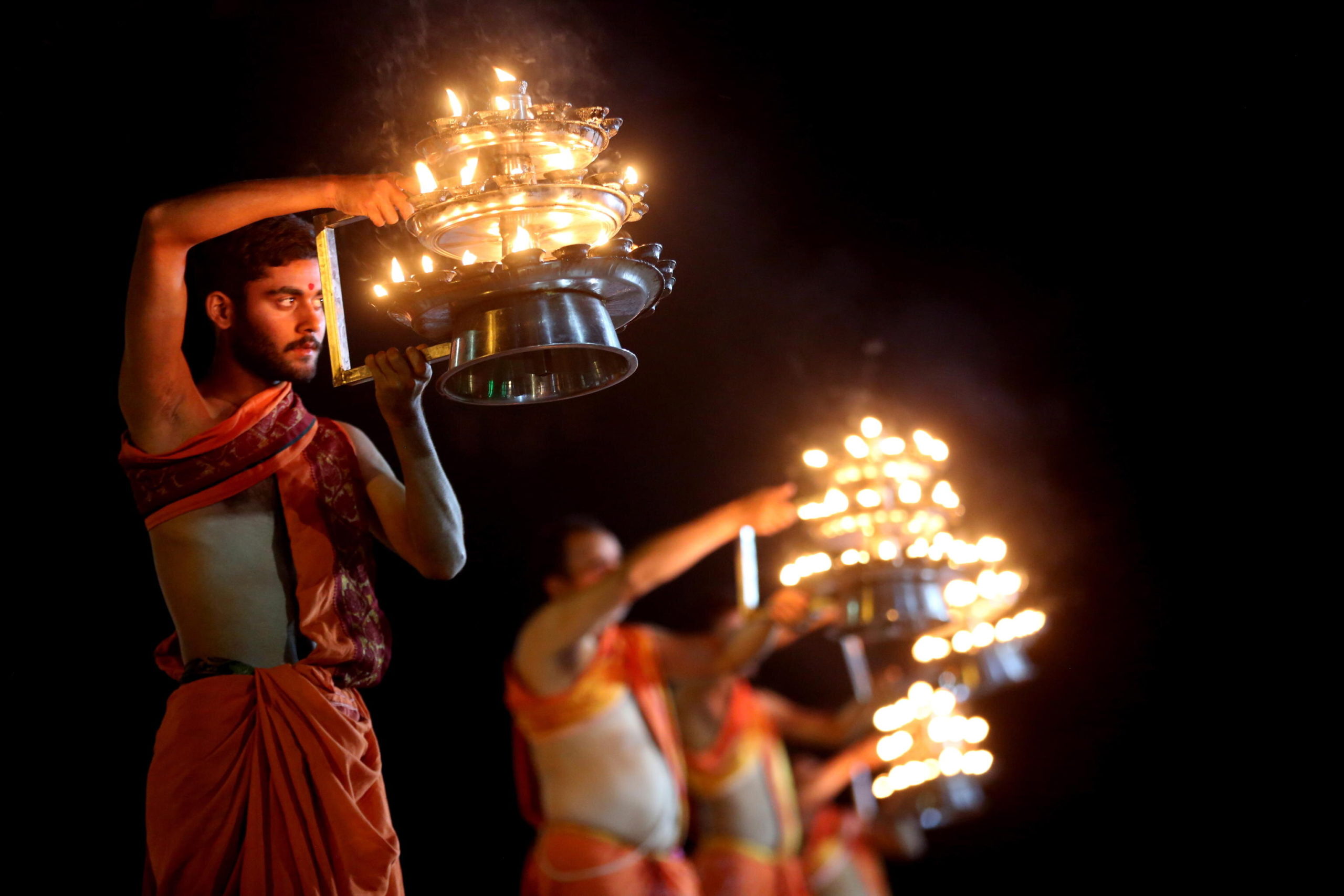 I sacerdoti proseguono le celebrazioni sotto gli occhi dei fedeli