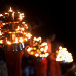 L'atmosfera della celebrazione assume una sacralità affascinante con decine di fiammelle