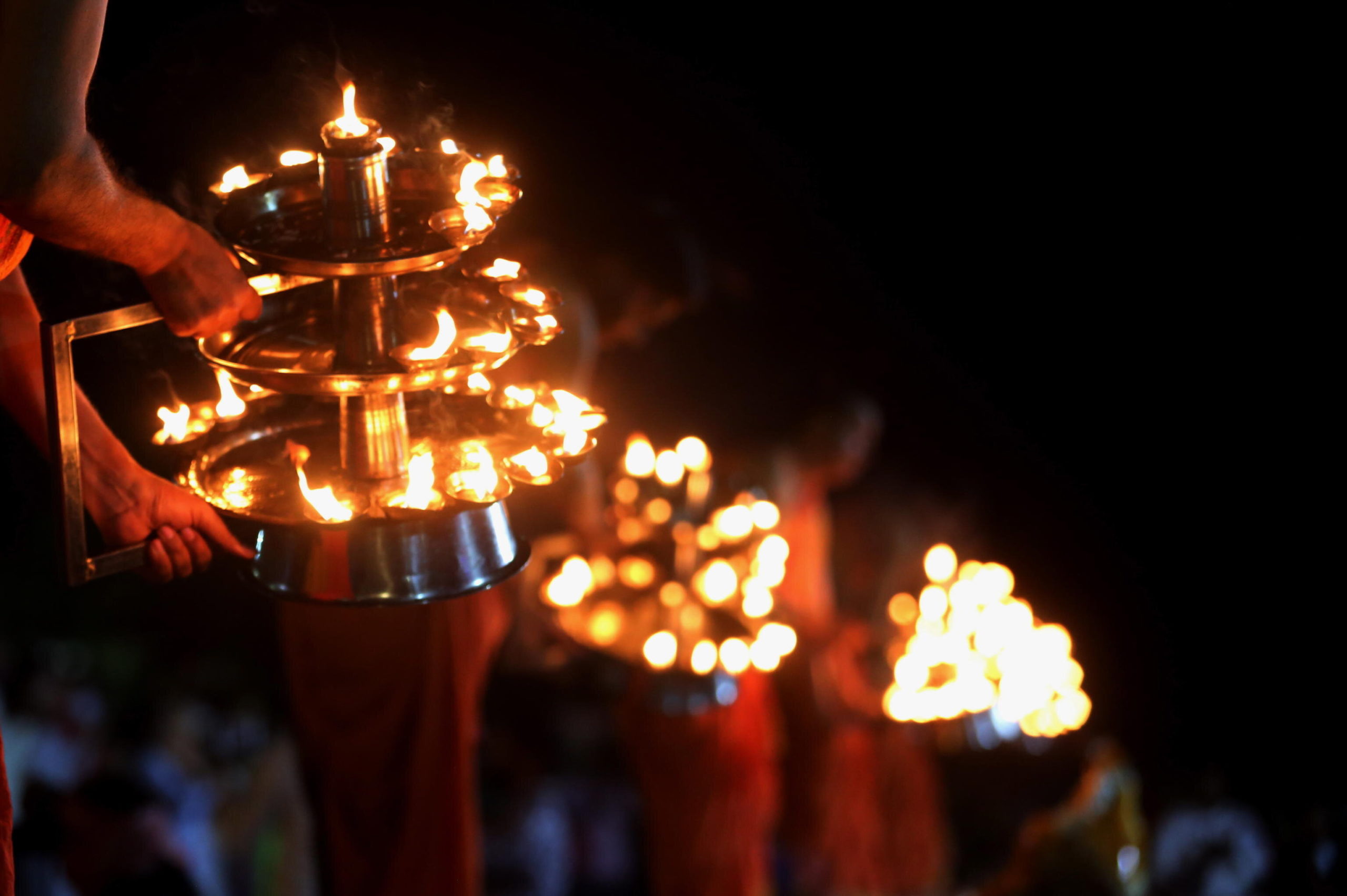 L'atmosfera della celebrazione assume una sacralità affascinante con decine di fiammelle