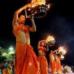 La danza dei sacerdoti sulle sponde del fiume Narmada