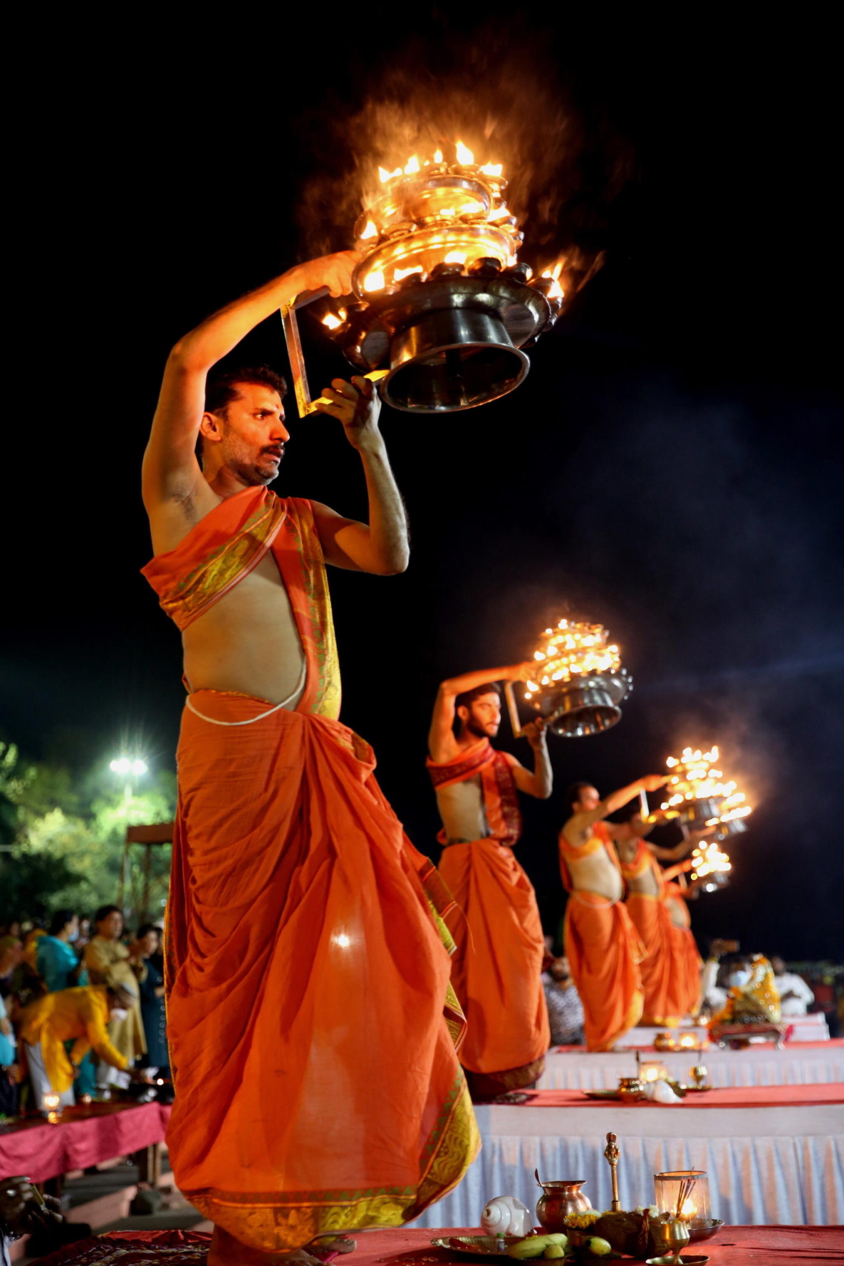 La danza dei sacerdoti sulle sponde del fiume Narmada