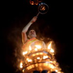 Un sacerdote induista esegue la benedizione del fiume Narmada