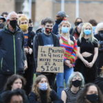 Sui cartelli dei manifestanti la frase "4 proteste in 9 giorni, forse è un segno?"