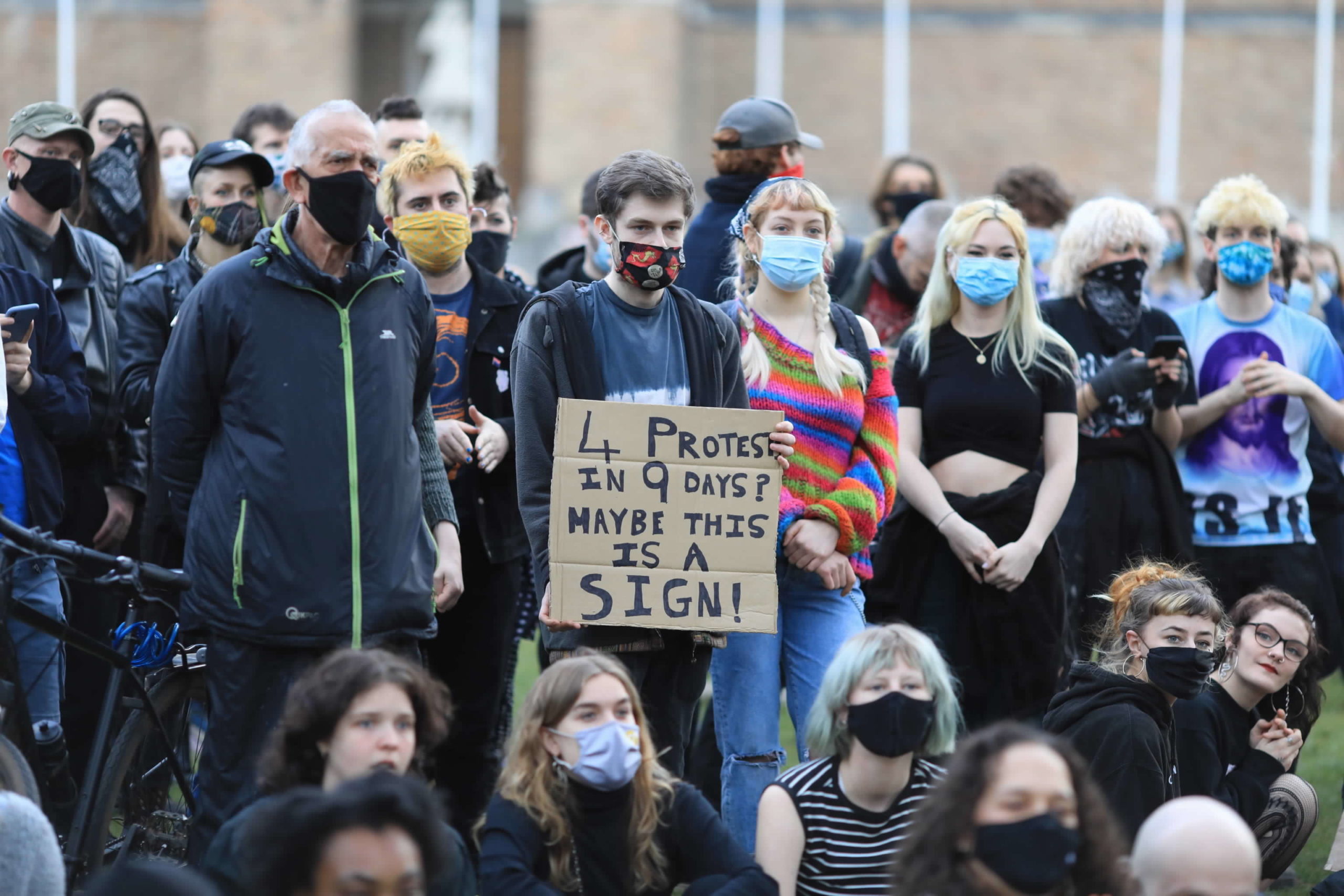 Sui cartelli dei manifestanti la frase "4 proteste in 9 giorni, forse è un segno?"