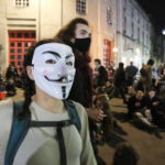 Per le strade, tantissime persone mascherate: sia ragazzi che adulti