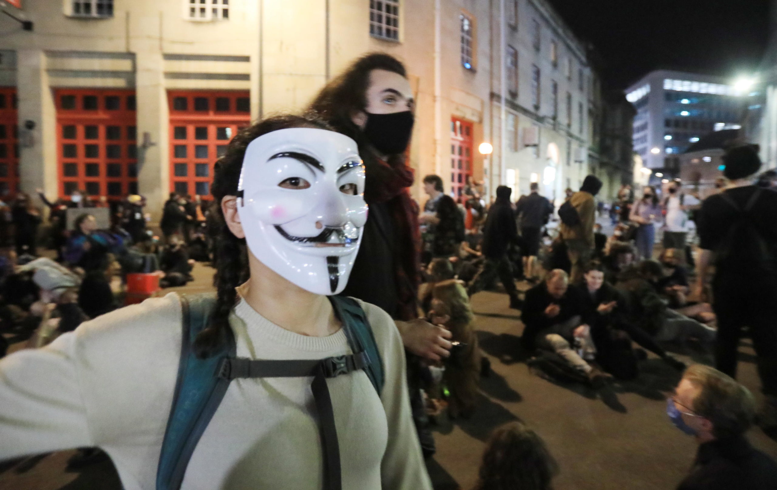 Per le strade, tantissime persone mascherate: sia ragazzi che adulti