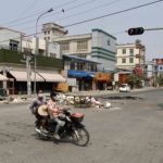 Una moto passa davanti a locali chiusi per protesta contro i militari