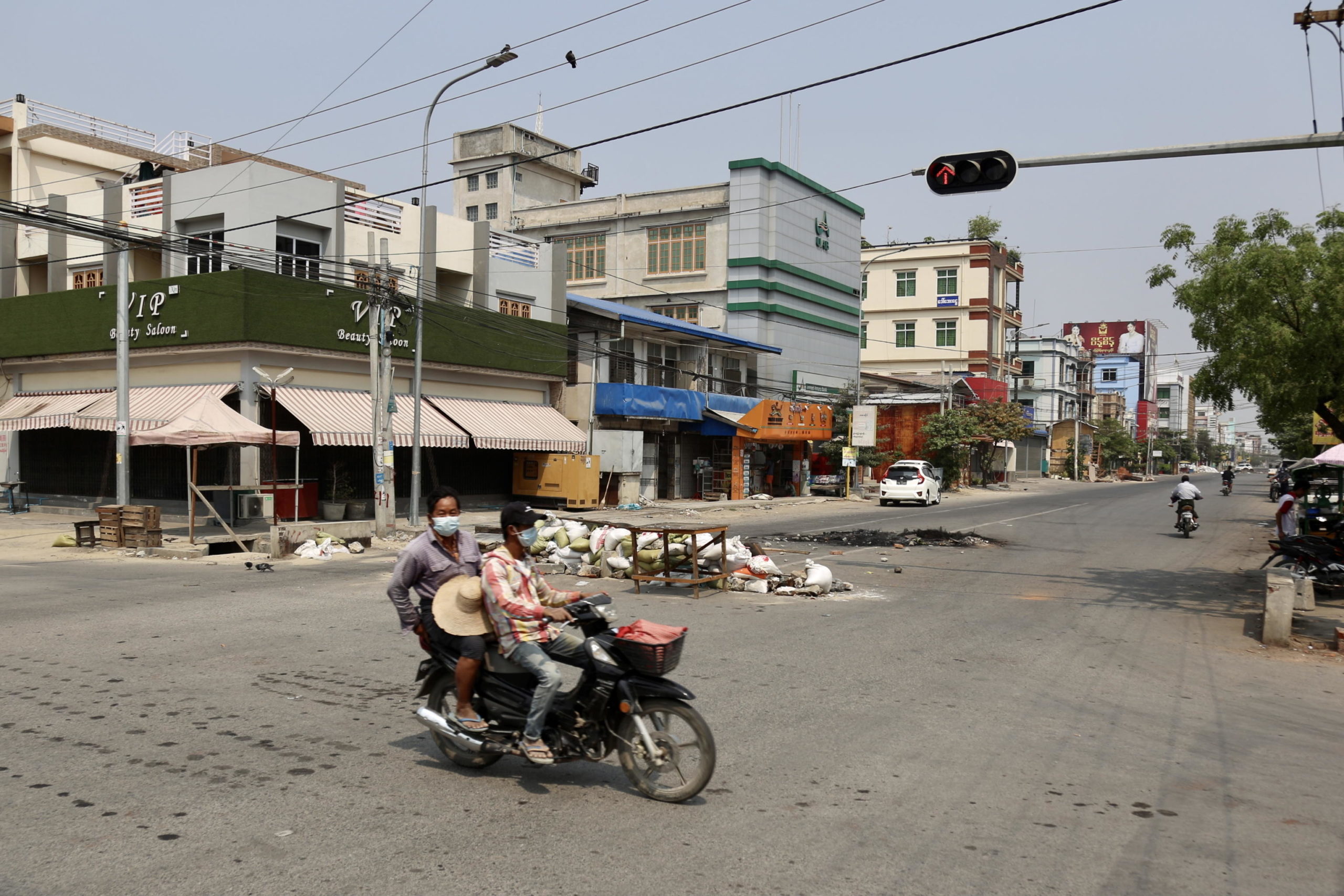 Una moto passa davanti a locali chiusi per protesta contro i militari