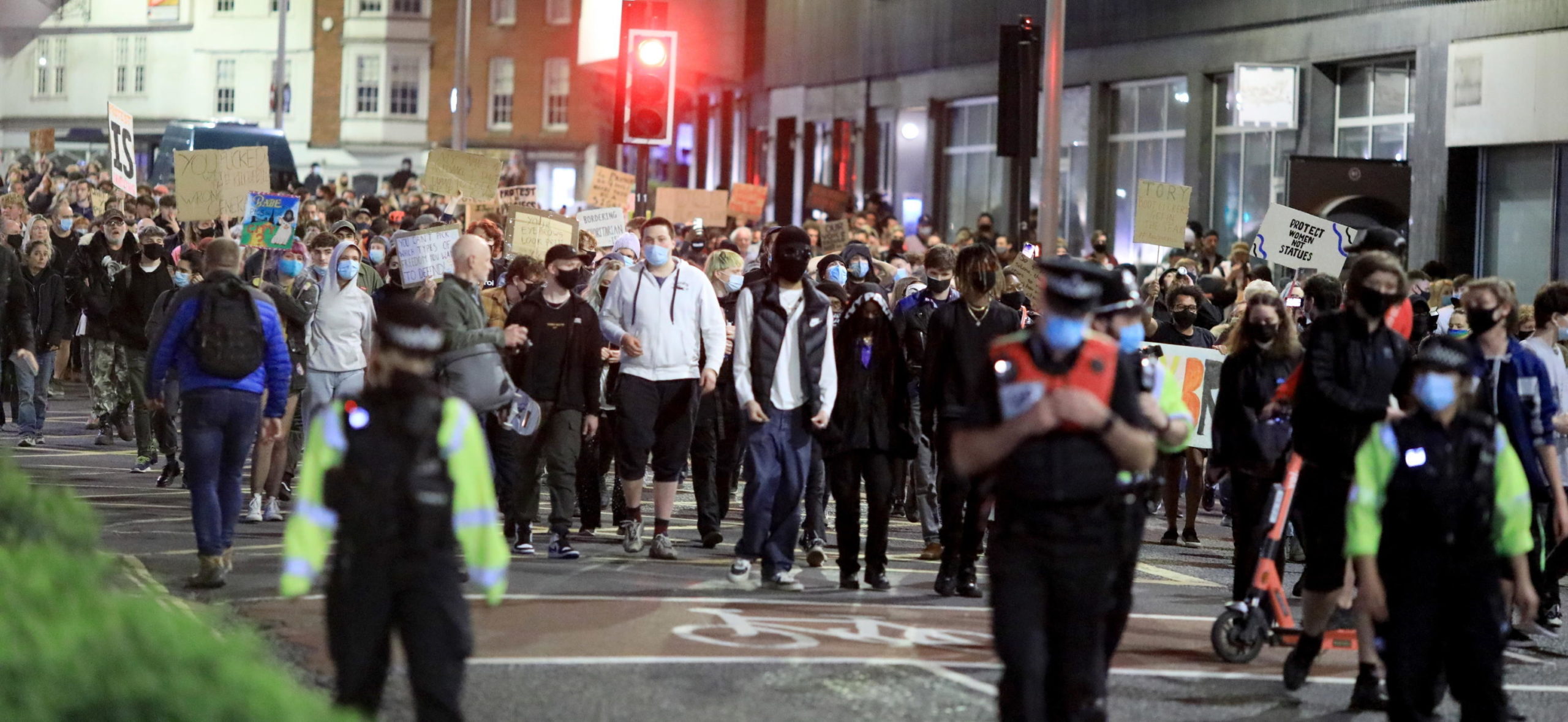 Sono presenti anche molti agenti di polizia per garantire la sicurezza dei manifestanti
