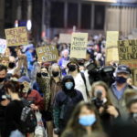 Arriva sera, i manifestanti aumentano di numero