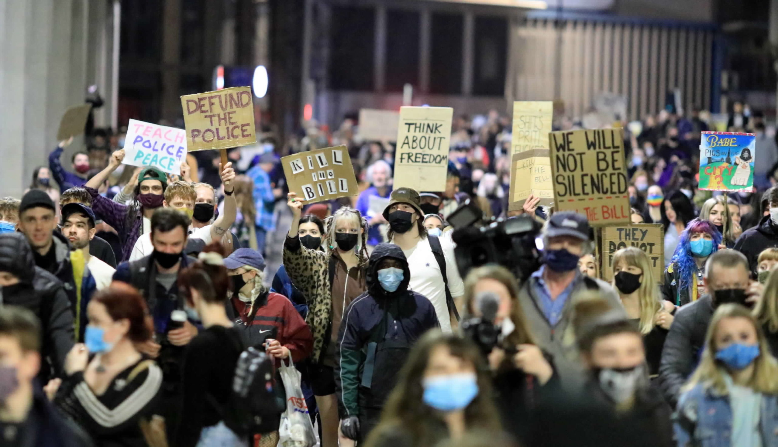 Arriva sera, i manifestanti aumentano di numero