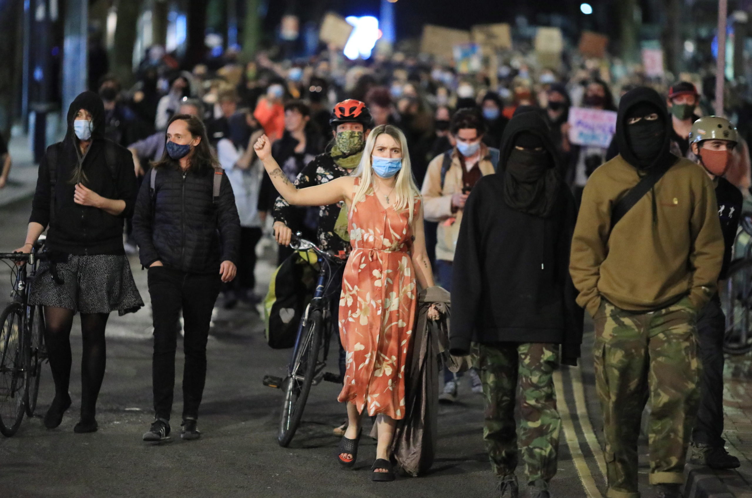 Prosegue la marcia contro i nuovi poteri delle forze dell'ordine