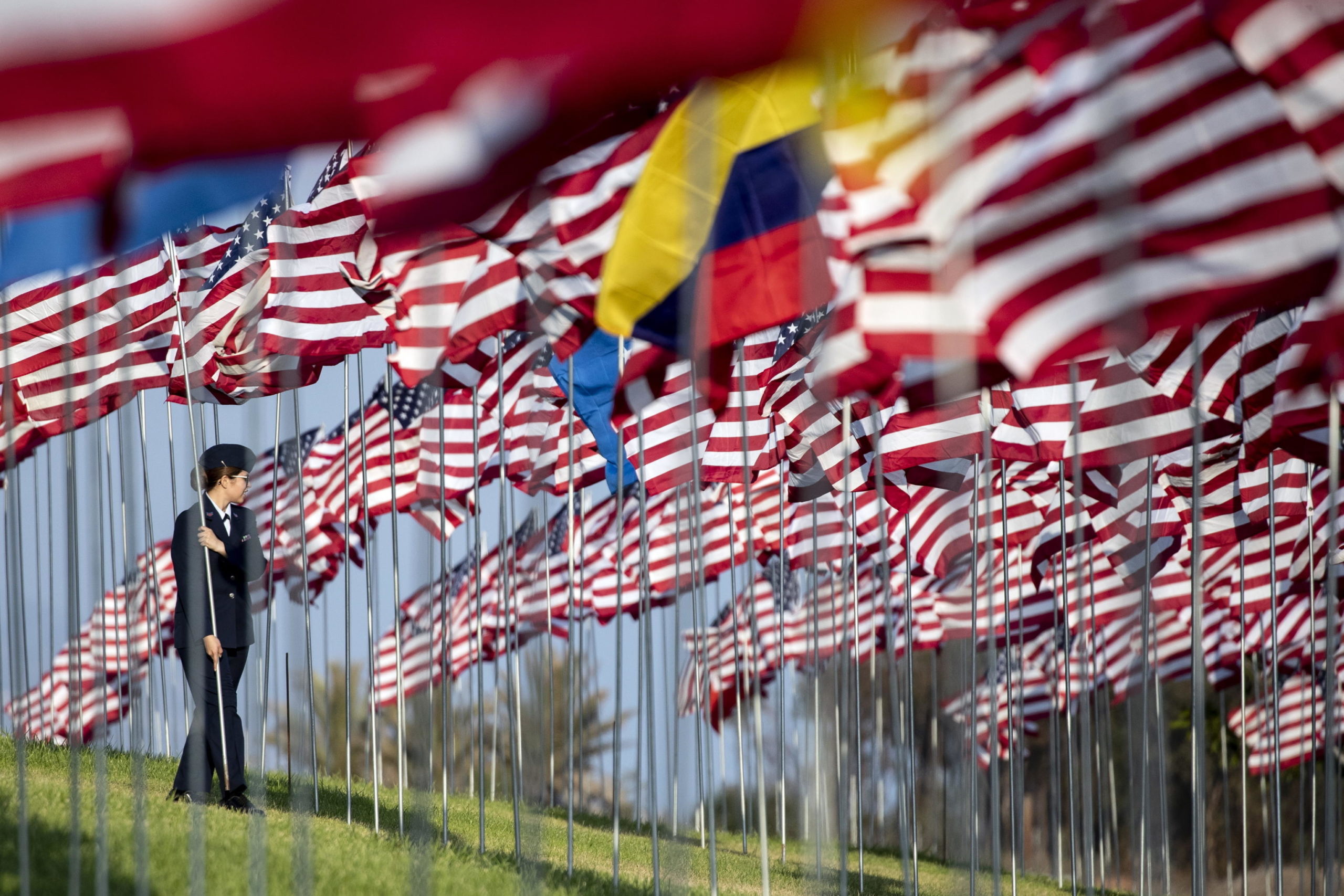 Un cadetto posiziona una bandiera americana alla Pepperdine University di Malibu Un cadetto posiziona una bandiera americana alla Pepperdine University di Malibu