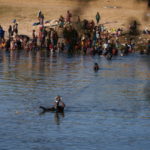 Migliaia di migranti in procinto di attraversare il fiume Rio Grande dal Messico Migliaia di migranti in procinto di attraversare il fiume Rio Grande dal Messico