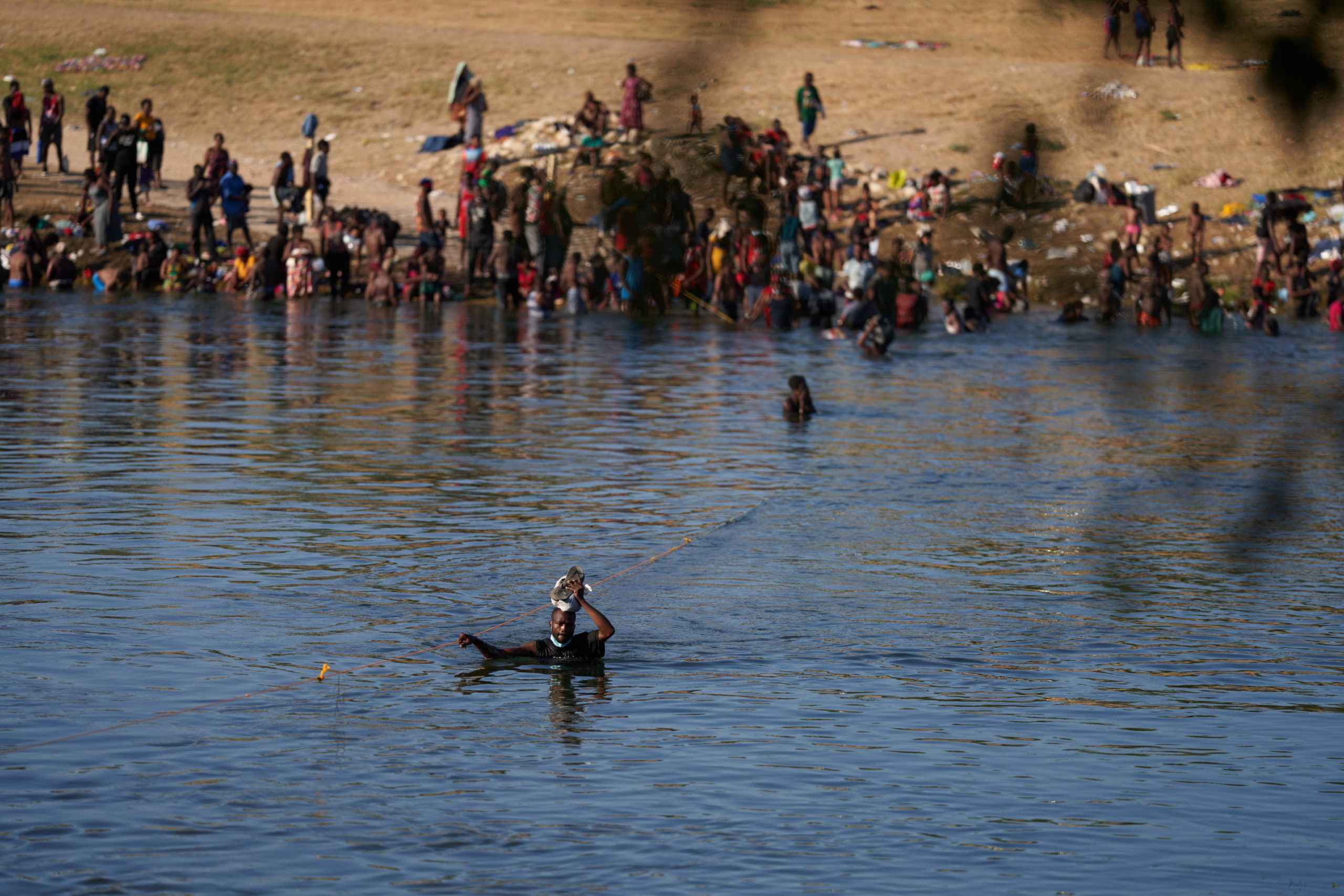 Migliaia di migranti in procinto di attraversare il fiume Rio Grande dal Messico