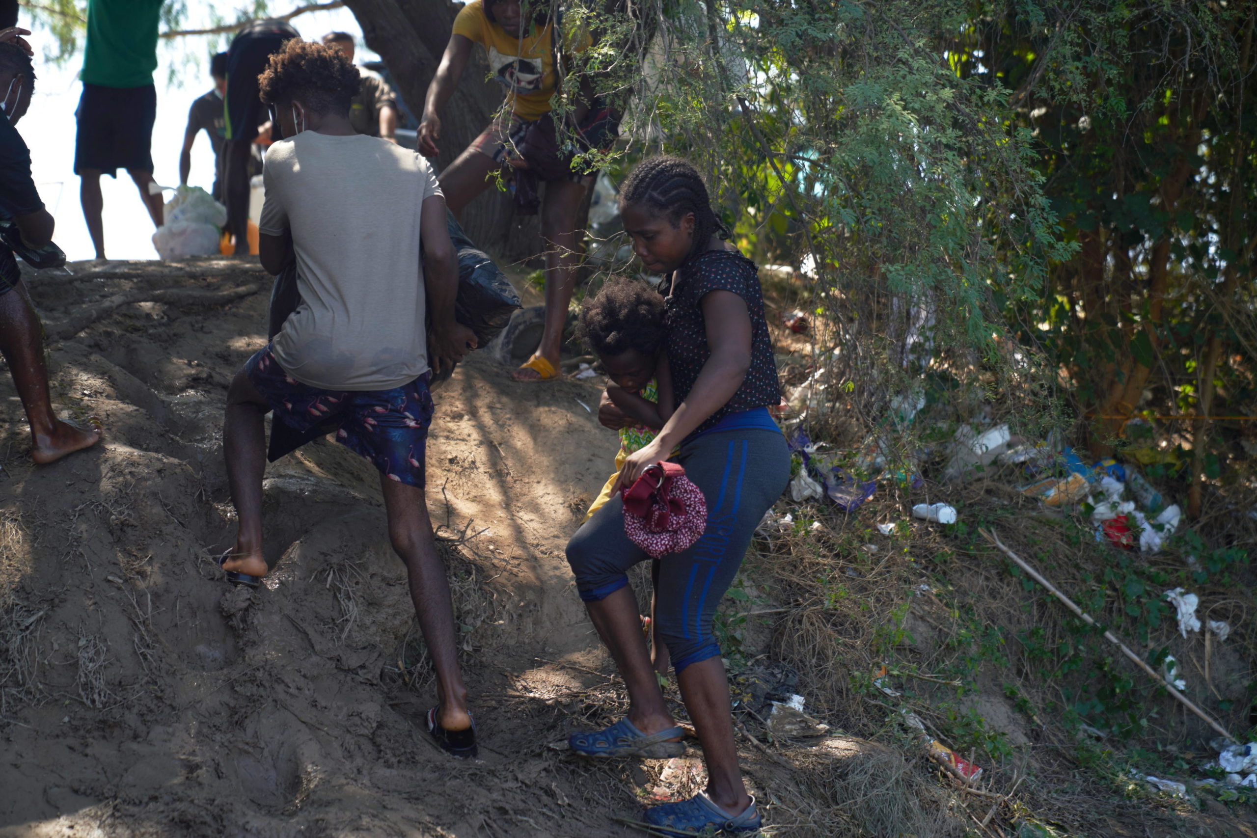 Anche ragazzi e bambini fuggono verso una prospettiva di vita migliore Anche ragazzi e bambini fuggono verso una prospettiva di vita migliore