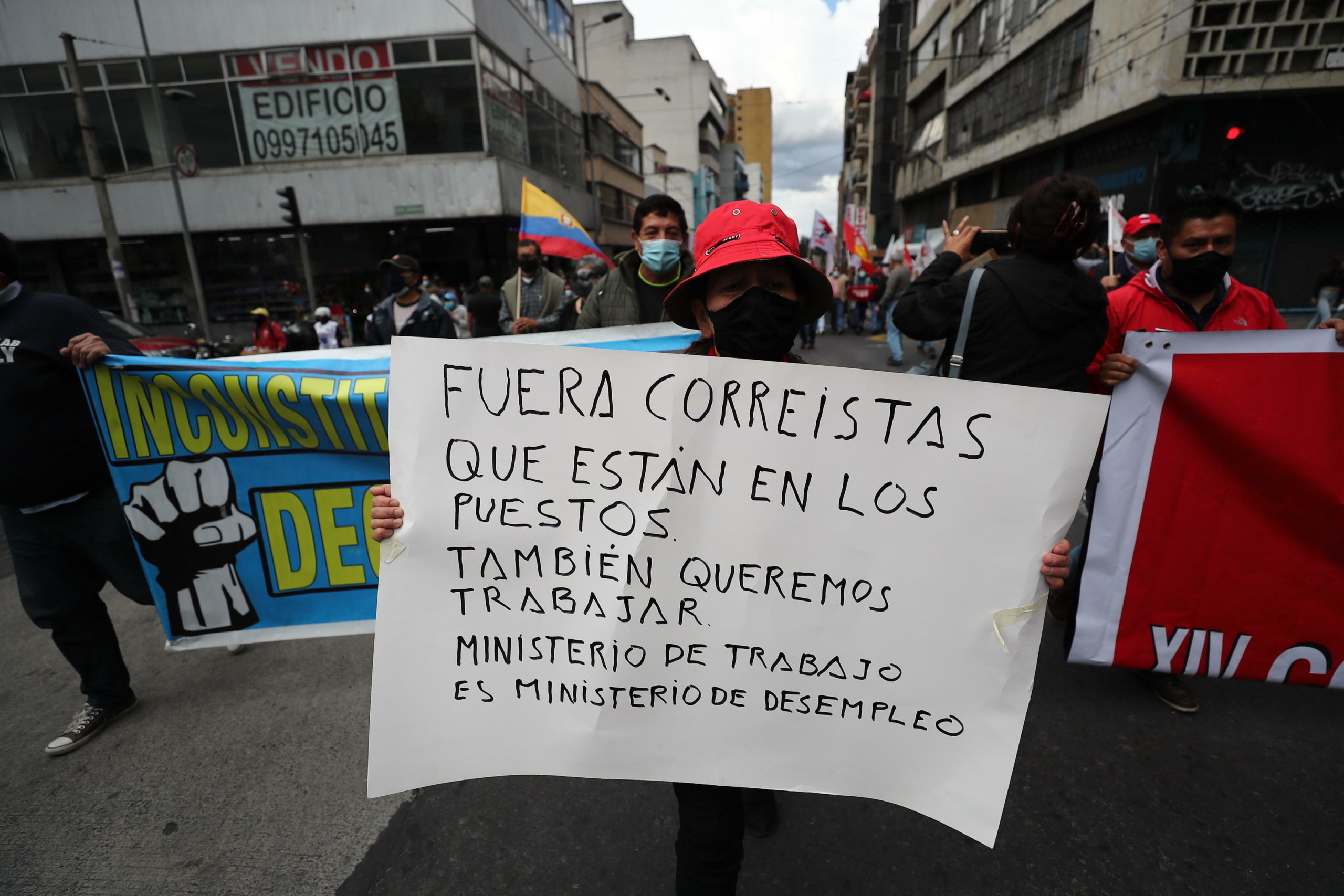 Un manifestante accusa con un cartello il Ministero del lavoro ecuadoregno