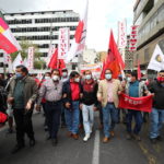 I manifestanti sfilano indossando le mascherine I manifestanti sfilano indossando le mascherine