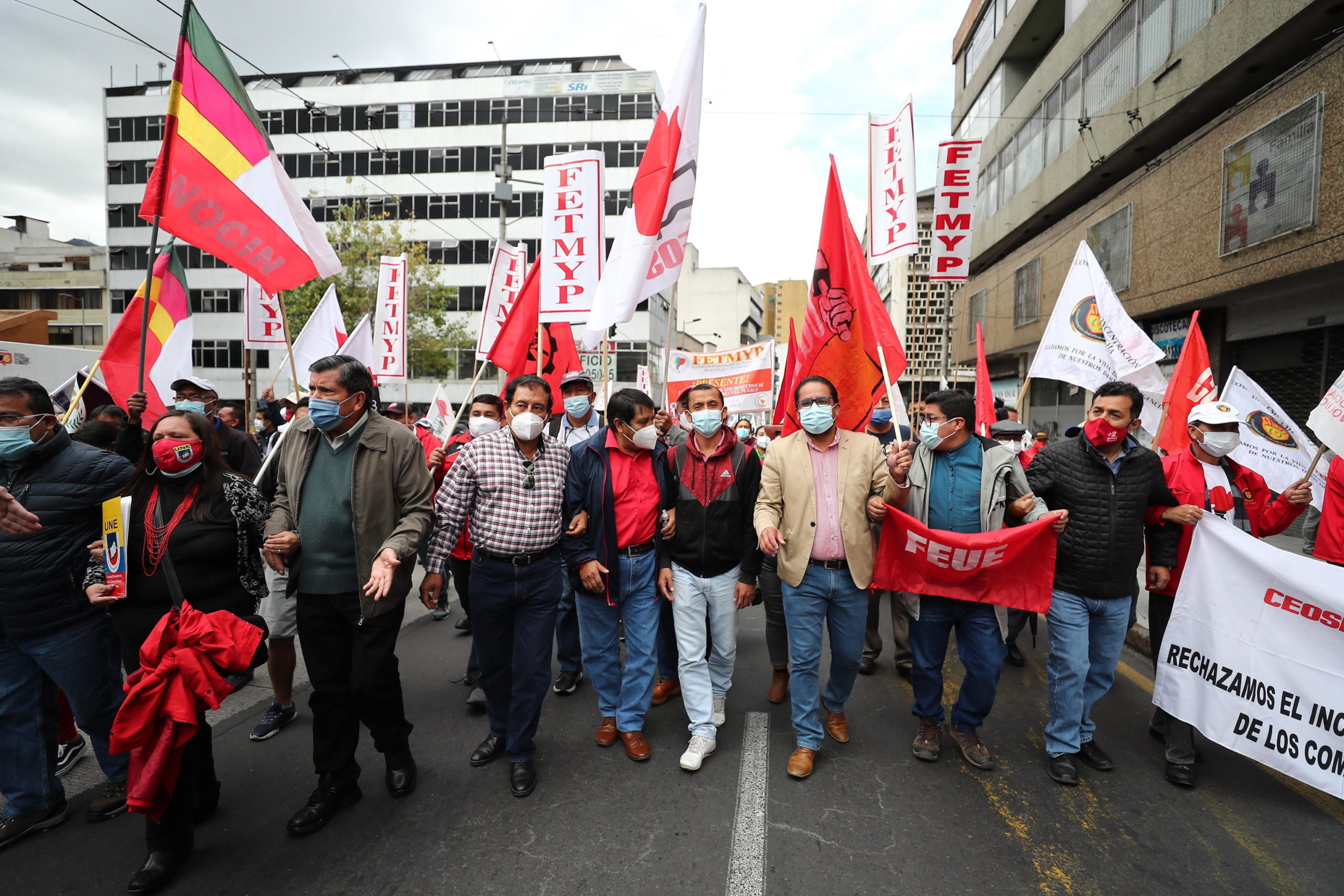 I manifestanti sfilano indossando le mascherine I manifestanti sfilano indossando le mascherine