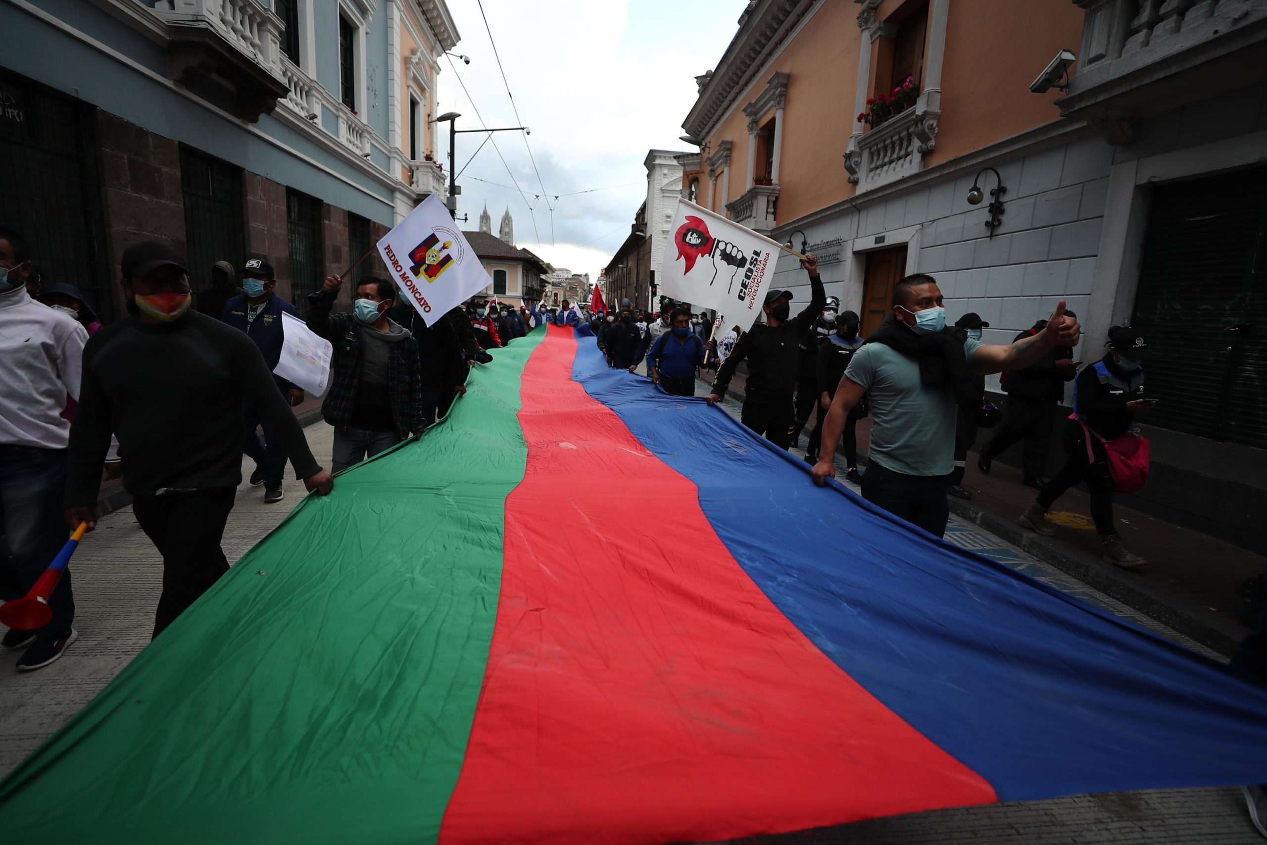 Il lungo corteo condotto dai gruppi socialisti Il lungo corteo condotto dai gruppi socialisti