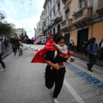Una donna fugge dalle cariche della polizia Una donna fugge dalle cariche della polizia