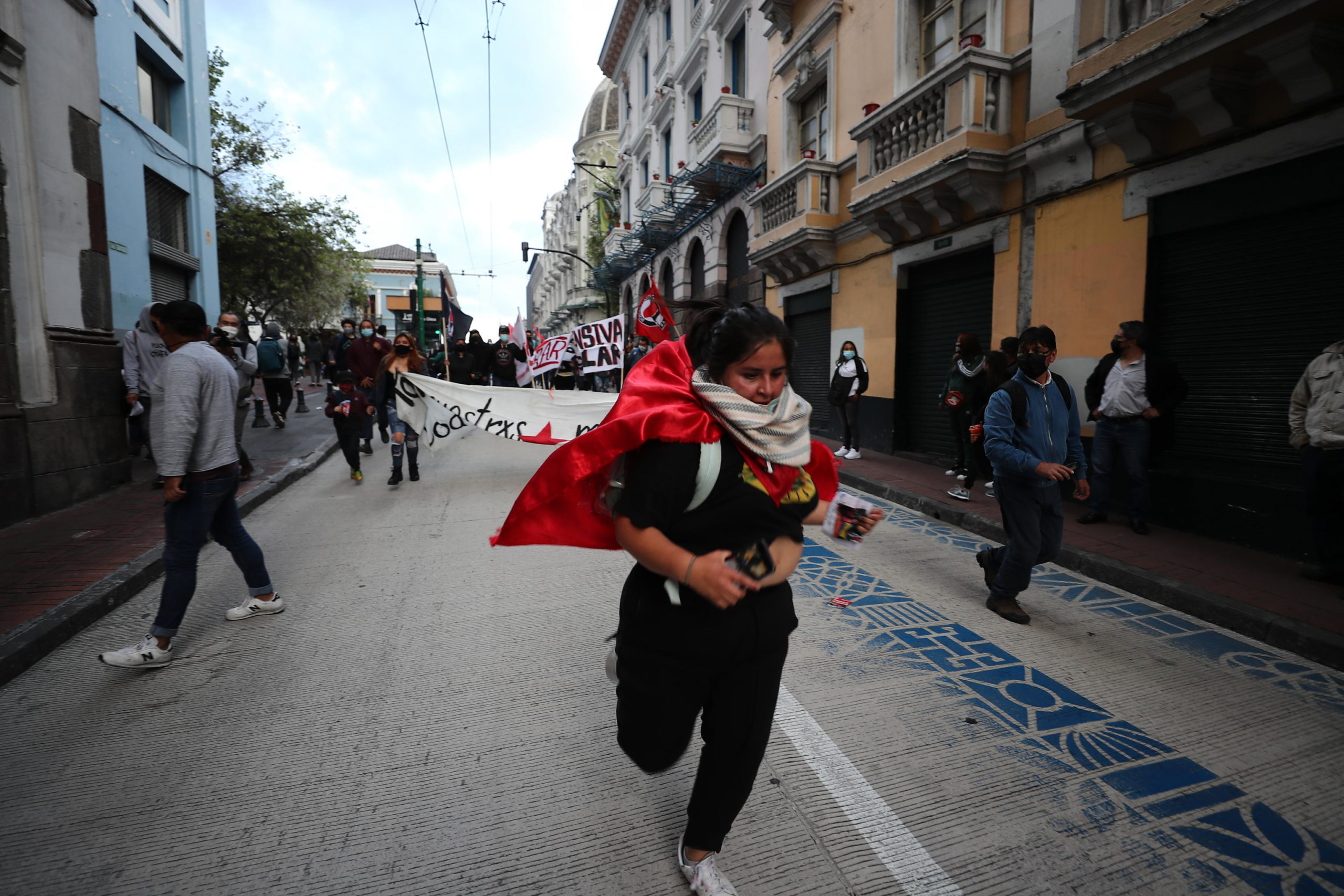 Una donna fugge dalle cariche della polizia Una donna fugge dalle cariche della polizia