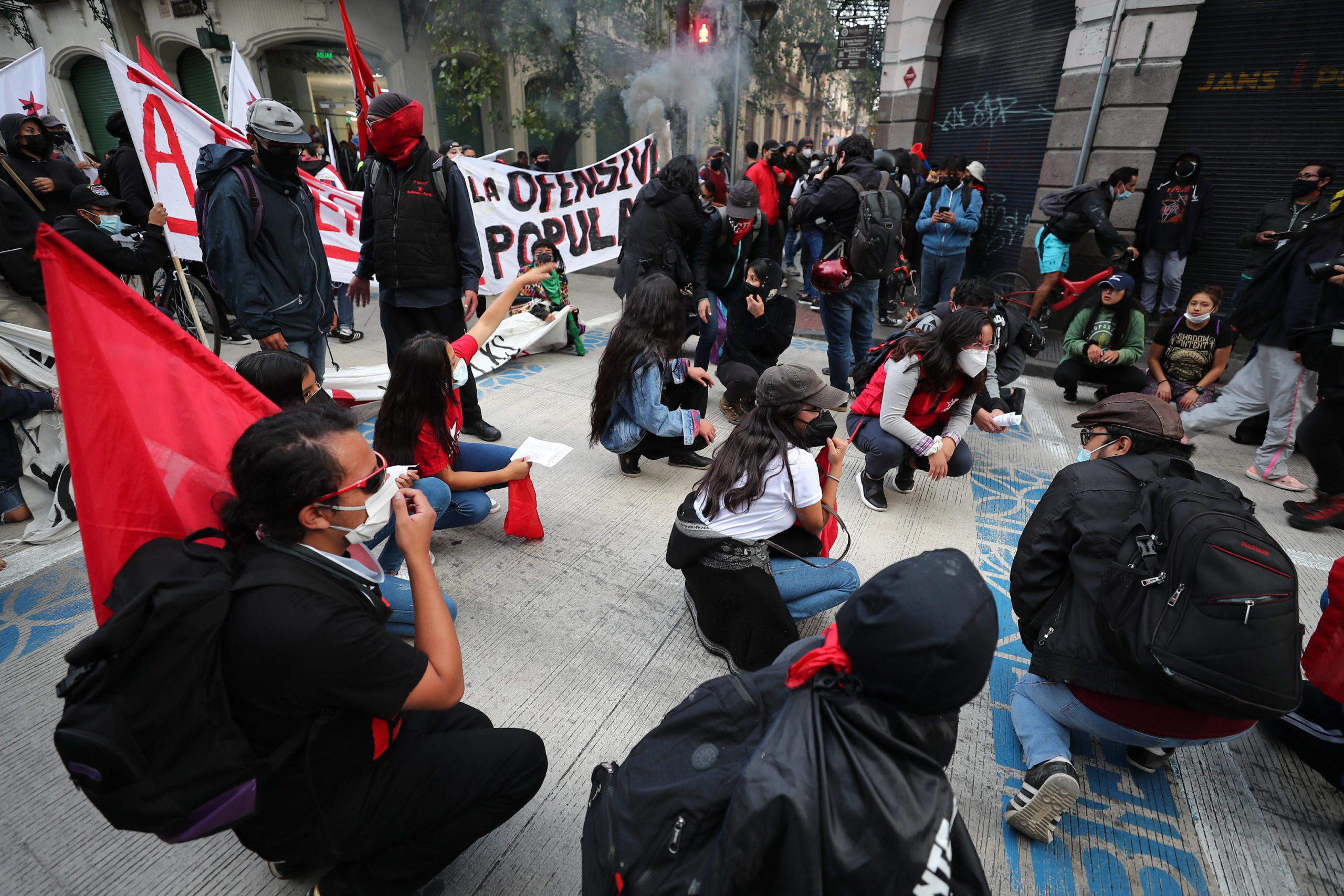 Sit in dei manifestanti in segno di protesta contro le riforme