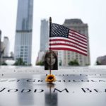 La targa commemorativa di una delle vittime dell'attentato alle Torri Gemelle La targa commemorativa di una delle vittime dell'attentato alle Torri Gemelle