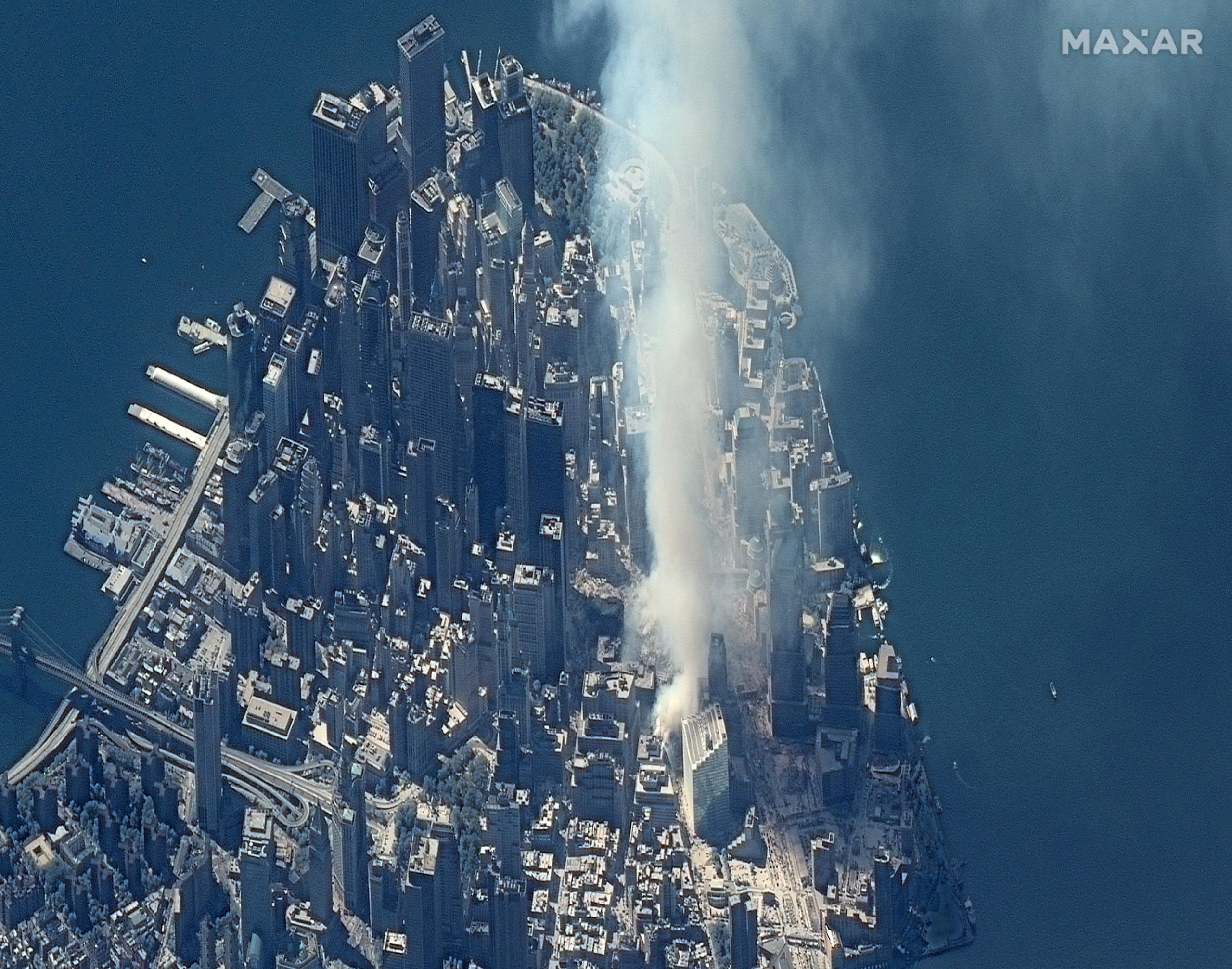Il fumo che si alza sopra Ground Zero, nel sito del World Trade Center.