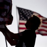 Un volontario posiziona una bandiera americana alla Pepperdine University di Malibu. California Un volontario posiziona una bandiera americana alla Pepperdine University di Malibu. California