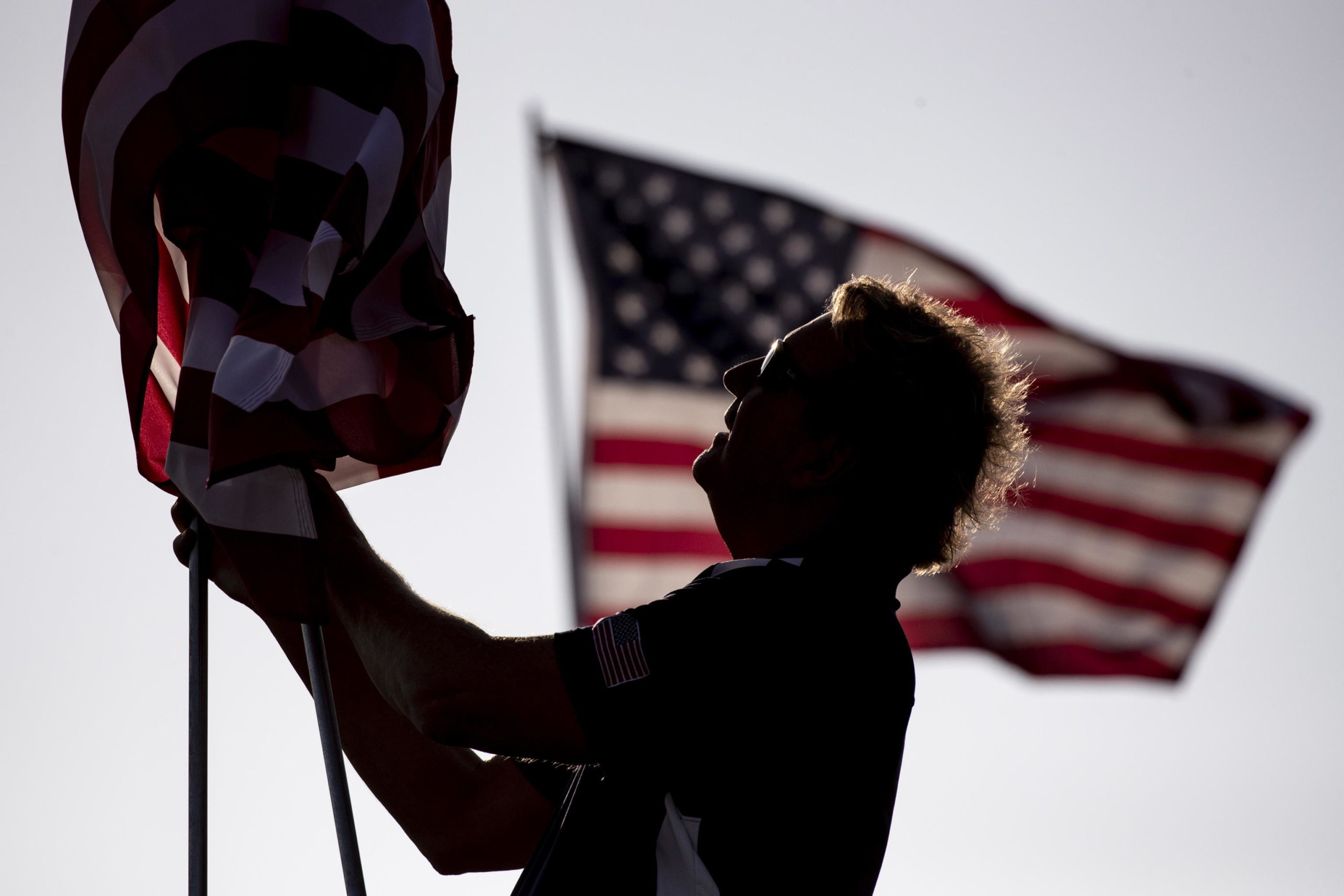Un volontario posiziona una bandiera americana alla Pepperdine University di Malibu. California