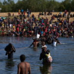 Comincia l'attraversata del Rio Grande verso il Texas Comincia l'attraversata del Rio Grande verso il Texas
