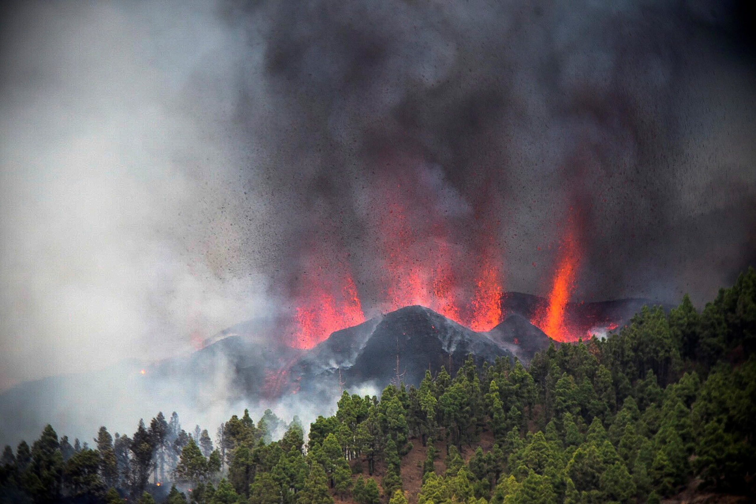Una bocca di lava nel parco nazionale di Cumbre Vieja