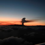 La colonna di fumo si innalza nel cielo