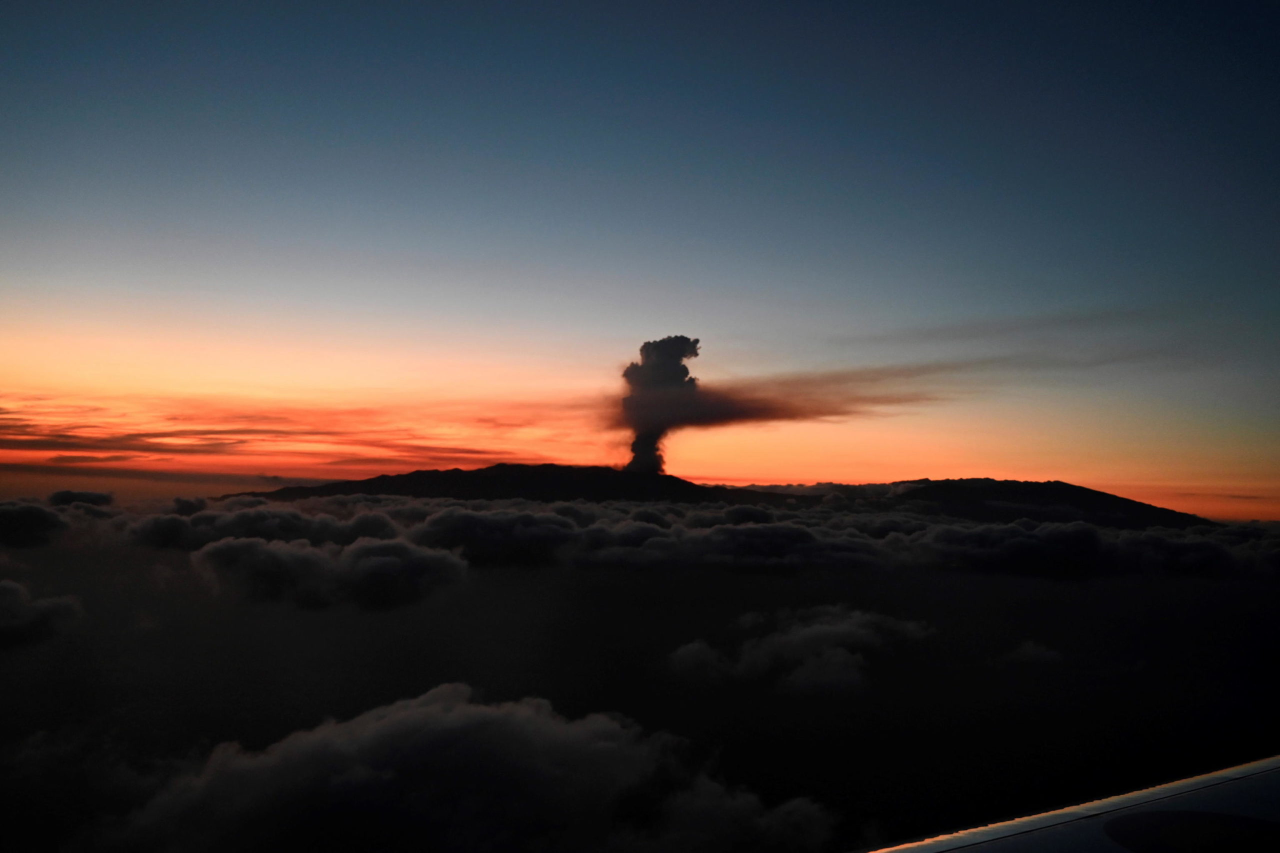 La colonna di fumo si innalza nel cielo