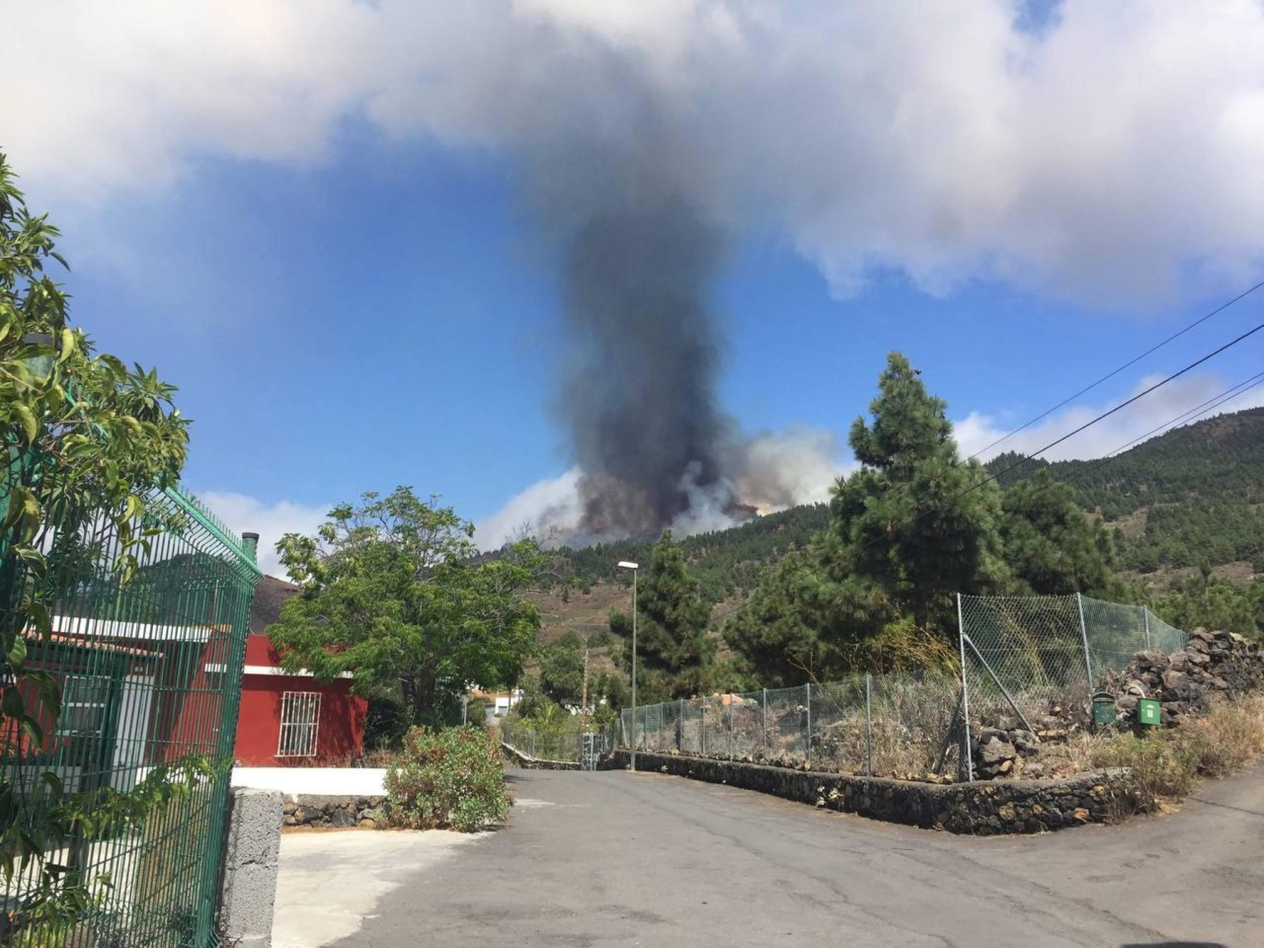Colonna di fumo nei pressi di una delle fessure