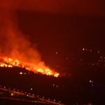 Il fiume di lava nella notte è già entrato nel comune di Los LLanos de Aridane e ha attraversato l'autostrada LP2