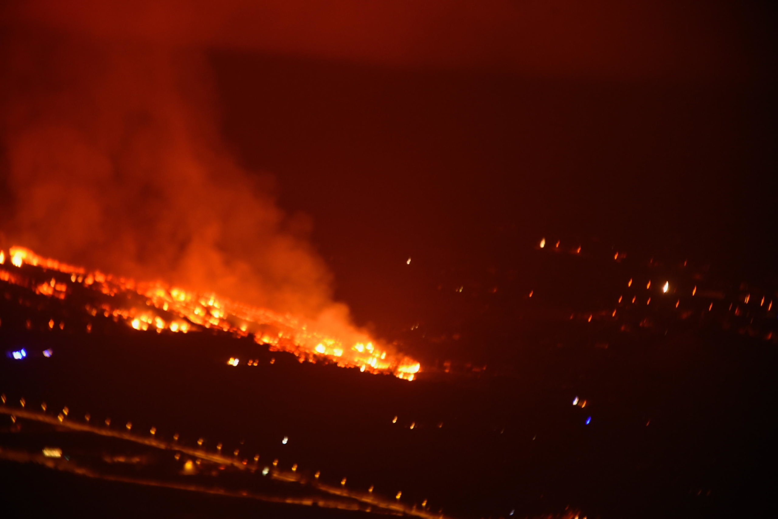 Il fiume di lava nella notte è già entrato nel comune di Los LLanos de Aridane e ha attraversato l'autostrada LP2